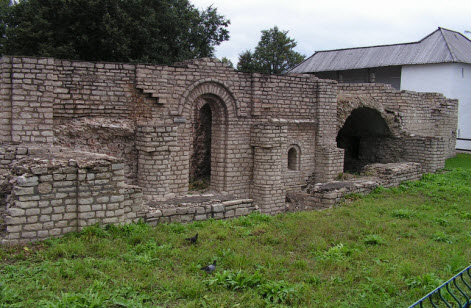 Довмонтов город церковь Рождества Христова, трасса М20