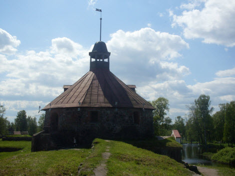 Круглая башня крепость Корела, достопримечательности трассы М10