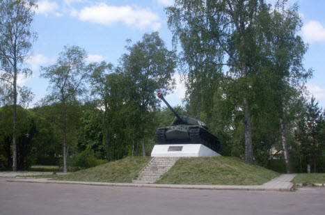 Танк напротив крепости Корела, достопримечательности трассы М10