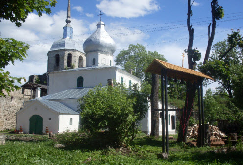 Трасса М20, Никольская башня, Никольская церковь