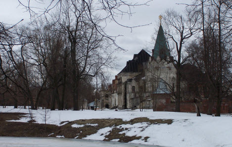 Вид на-трапезную-палату-и-башню-трапезной палаты Феодоровский городок достопримечательности трассы М10