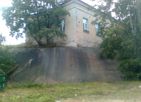Дом на целом куске гранита, Выборг, трасса М10