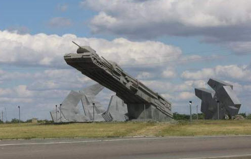 Трасса М21, постамент с танками Морозовск