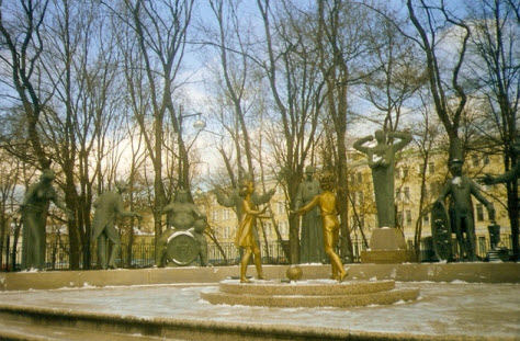 Болотная площадь, скульптуры пороков