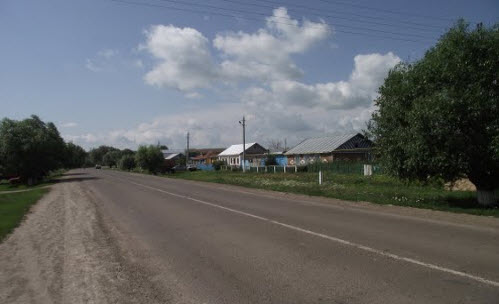 Дорога Р241, поселок по трассе