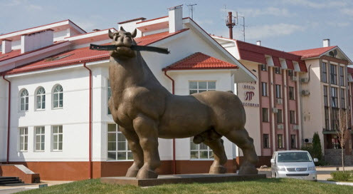 Железный конь у гостиницы Яр, мотели на трассе М4