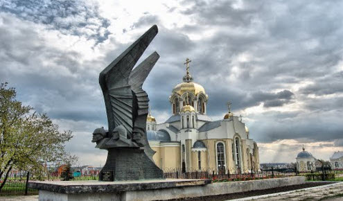 Ильинский храм и памятник героям гражданской войны в Россошь, трасса Р196