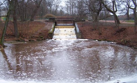 Ораниенбаум, водопад у Красного пруда