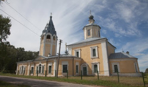 Успенская церковь, чухлома, трасса Р100 Успенская церковь, чухлома, трасса Р100