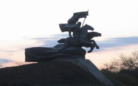 памятник кавалеристам, Сальск, трасса р270 памятник кавалеристам, Сальск, трасса р270