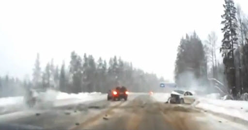 авария на трассе кола, разбитые автомобили