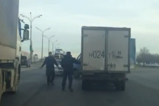 разборка на дороге с помощью дубинок