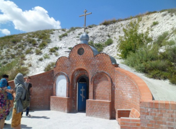 вход в каменнобродские пещеры