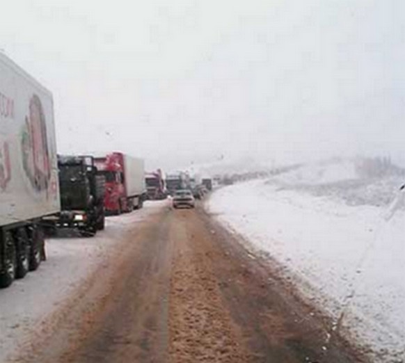 автомобили в пробке на трассе саратов - балаково