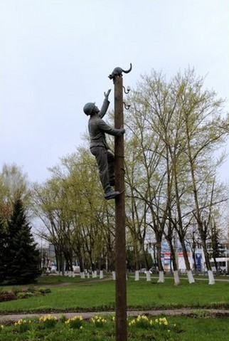 памятник монтеру
