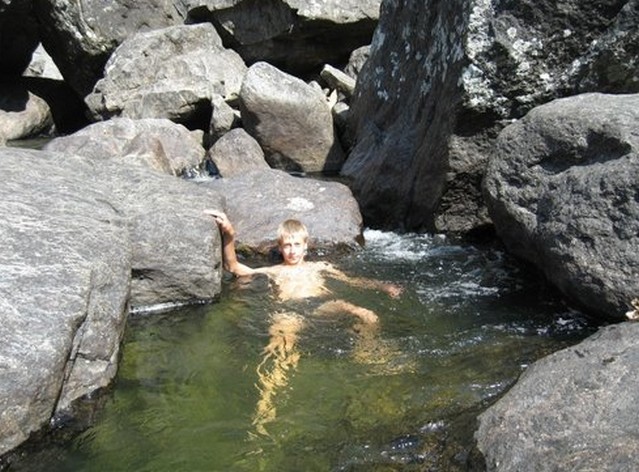 купание в горном водопаде