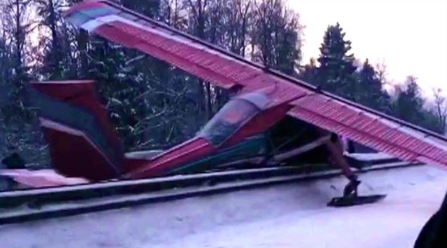 самолет сел на трассу м8