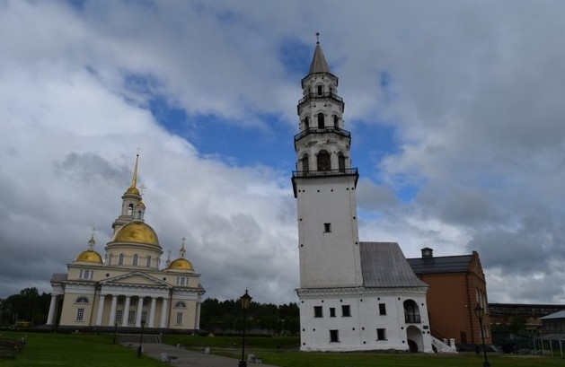 падающая башня на урале