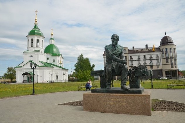 памятник достоевскому