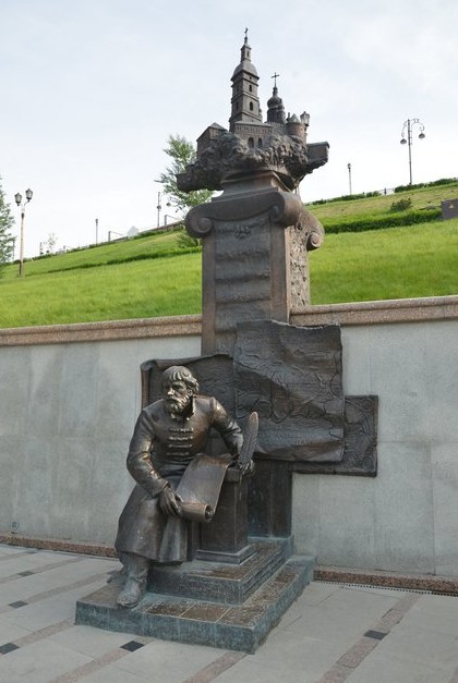 памятник на реке тура