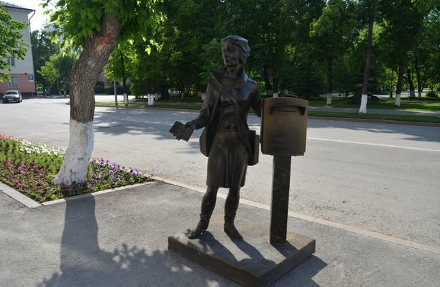 Памятник почтальону у главпочтамта