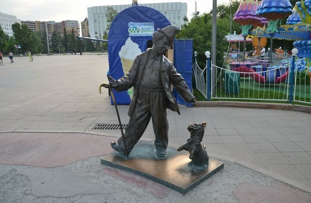 памятник клоуну карандаш