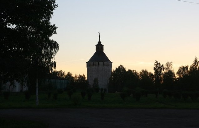 городок кириллов вечером
