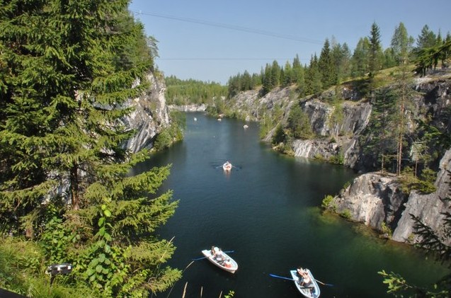 лодки в мраморном каньоне