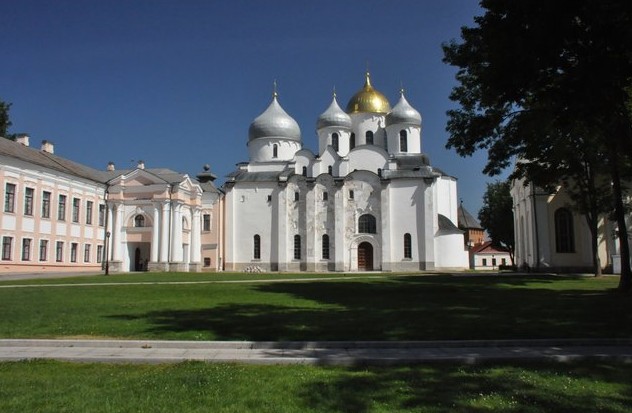 поездка на авто в Новгородский кремль.