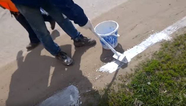 белой краской по грязи