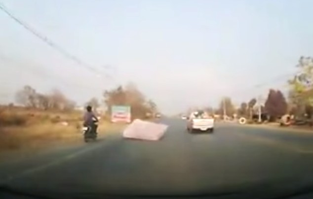 матрас сбил скутериста