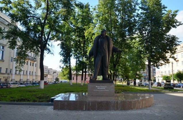 памятник шаляпину киров