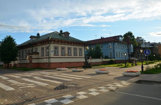 улица с деревянными домами в архангельске