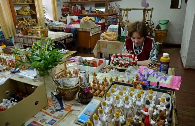 мастер делает каргопольскую игрушку