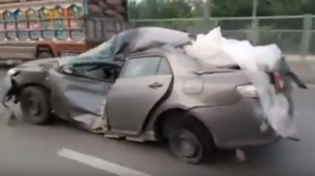 Неубиваемая Тойота на дороге в Пакистане