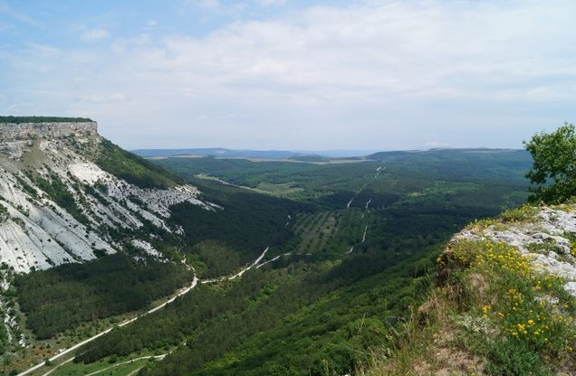 дорога в Чуфут-Кале пещерный город