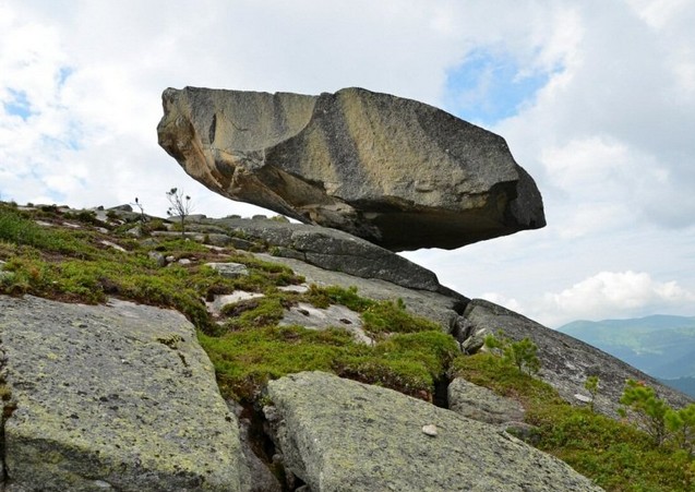 Висячий Камень в ергаки