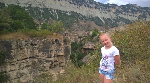поездка на хунзахский водопад на машине возле обрыва