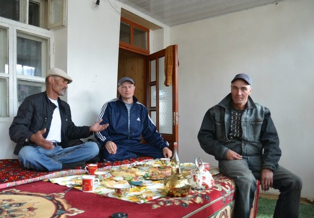 за столом на памире
