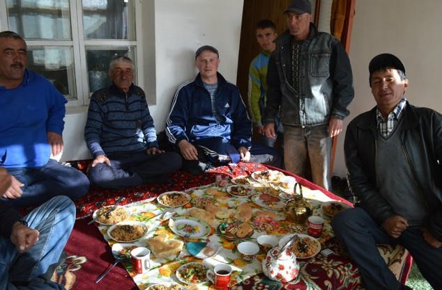 накрытый стол на памире