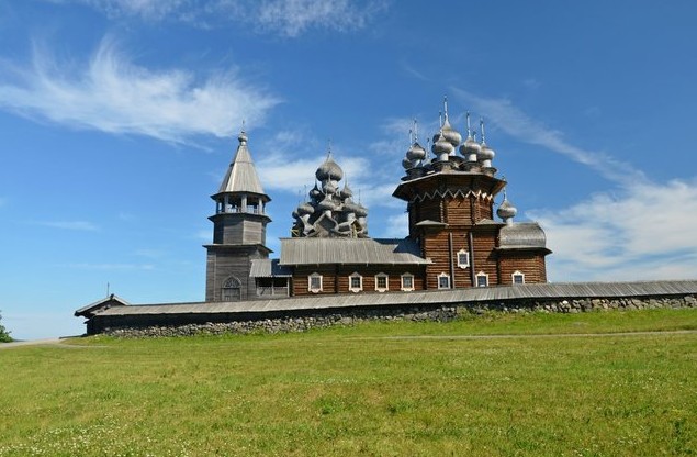 Покровская церковь и шатровая колокольня в кижи