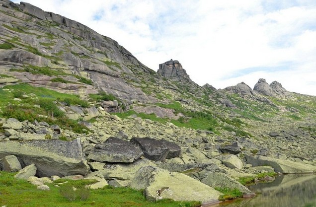 скалы по дороге к Параболе