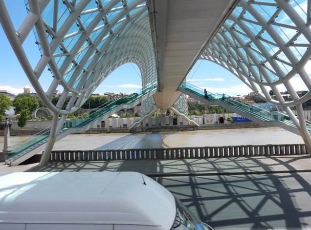 Стеклянный мост, вид снизу
