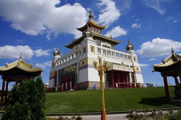 главный храм (хурул) в Элисте