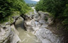 красивая горная река в скалах