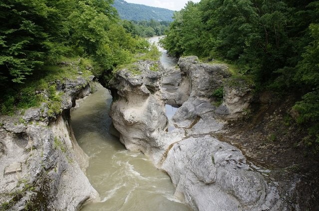 красивая горная река в скалах