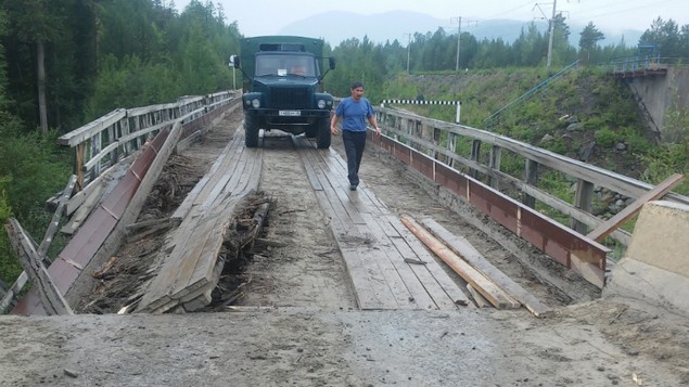 сломаный мост через реку Малый Гоуджекит