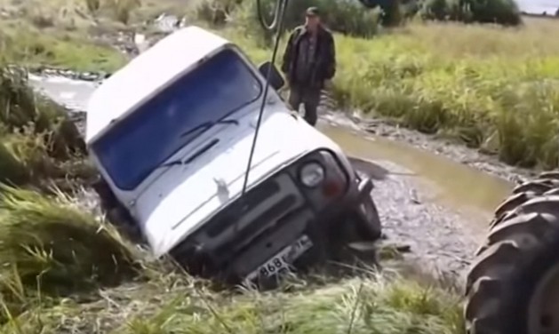 уаз утонул в грязи