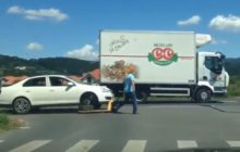 мужик буксирует свой автомобиль
