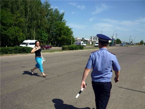 женщина перебегает дорогу